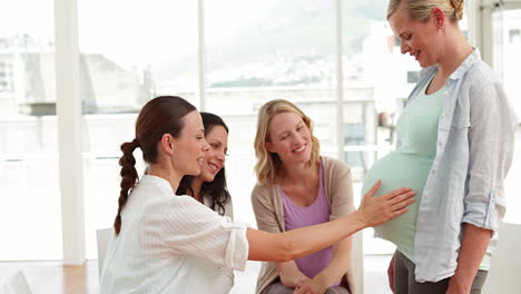 Mujeres-Embarazadas-Hablando-Juntas-En-Clase-Prenatal