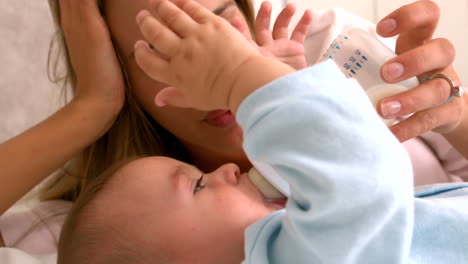 Bebé-Siendo-Alimentado-Con-Biberón-Con-La-Madre-En-La-Cama