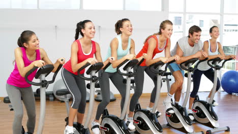 Clase-De-Spinning-En-Gimnasio