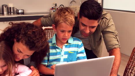 Parents-colouring-with-their-children-at-the-table