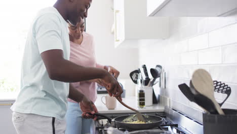 Una-Pareja-Diversa-Está-Preparando-El-Desayuno-Juntos-En-Una-Cocina-Luminosa