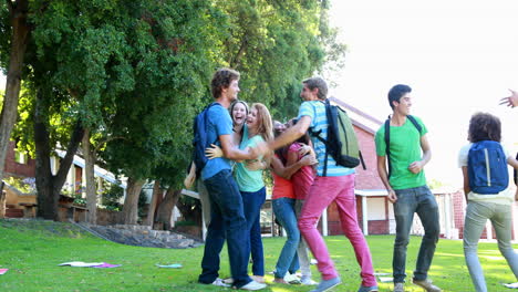 Celebrando-A-Los-Estudiantes-Corriendo-Y-Tirando-Libros-Juntos