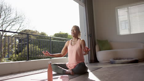 Una-Anciana-Afroamericana-Está-Meditando-Sobre-Una-Estera-De-Yoga