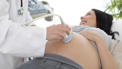 Brunette-pregnant-woman-having-a-sonogram-scan