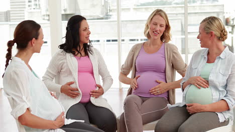 Mujeres-Embarazadas-Hablando-Juntas-En-Clase-Prenatal