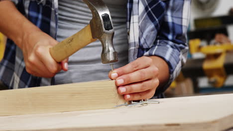 Centrarse-En-El-Carpintero-Martillando-En-Tablones-De-Madera