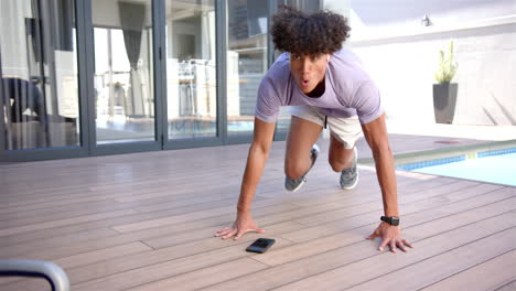 Un-Joven-Birracial-Está-Haciendo-Flexiones-Al-Aire-Libre-En-El-Patio-Trasero-De-Casa-Con-Espacio-Para-Copiar