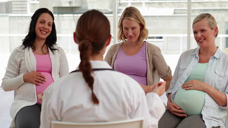 Pregnant-women-talking-together-at-antenatal-class