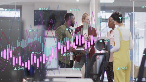 Animation-Von-Diagrammen,-Die-Daten-über-Verschiedene-Kollegen-In-Einer-Diskussion-Im-Büro-Verarbeiten