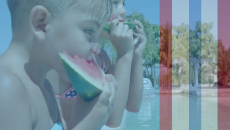 Animación-De-Las-Rayas-De-La-Bandera-De-EE.UU.-Sobre-Un-Hermano-Y-Una-Hermana-Caucásicos-Comiendo-Sandía-Al-Sol