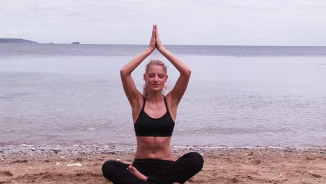 Mujer-Practicando-Yoga