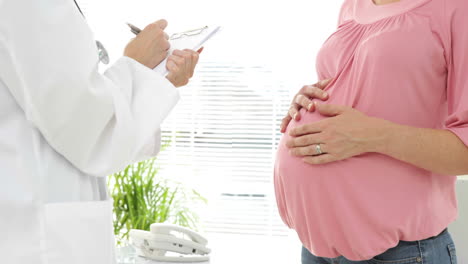 Doctor-talking-to-her-pregnant-patient