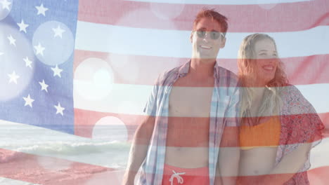 Animación-De-La-Bandera-De-Estados-Unidos-Sobre-Una-Feliz-Pareja-Caucásica-En-La-Playa-En-Verano.