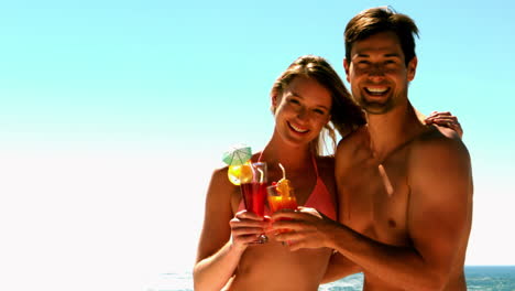 Sexy-Paar-Trinkt-Im-Urlaub-Gemeinsam-Cocktails