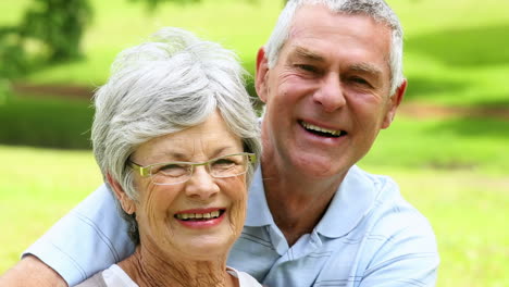 Afectuosa-Pareja-De-Ancianos-Relajándose-En-El-Parque-