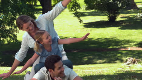 Family-playing-airplanes-in-the-park