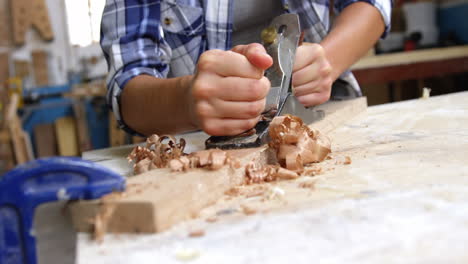 Konzentrieren-Sie-Sich-Auf-Einen-Schönen-Schreiner,-Der-Ein-Holzbrett-Schleift-