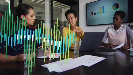 Animación-De-Datos-De-Procesamiento-De-Gráficos-Verdes-Sobre-Diversas-Colegas-Femeninas-En-Una-Reunión-Informal-De-Oficina