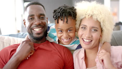 Afroamerikanische-Familie-Entspannt-Gemeinsam-Zu-Hause