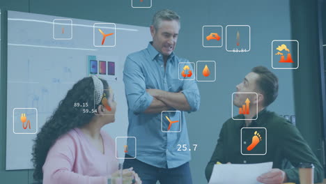 Animación-De-íconos-Ecológicos-Y-Procesamiento-De-Datos-Sobre-Diversos-Colegas-Que-Discuten-El-Trabajo-En-La-Oficina