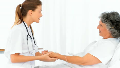 Schöne-Krankenschwester-Misst-Den-Puls-Ihrer-Patientin-