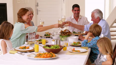 Großfamilie-Stößt-Beim-Abendessen-An