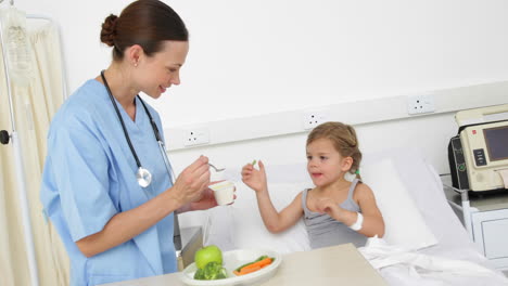Krankenschwester-Füttert-Krankes-Kleines-Mädchen-Im-Bett