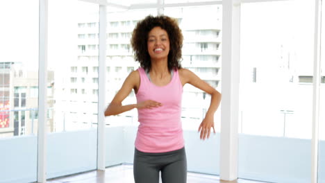 Bonita-Instructora-Haciendo-Zumba-En-El-Gimnasio.