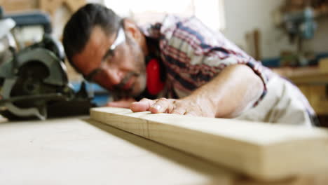 Portrait-of-carpenter-working-