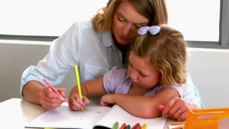 Mutter-Malt-Mit-Tochter-Am-Küchentisch