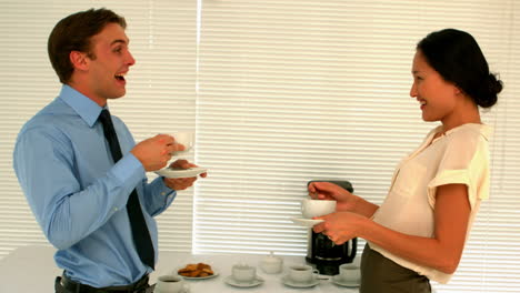 Gente-De-Negocios-Tomando-Café-En-La-Sala-De-Profesores