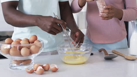 Una-Pareja-Diversa-Está-Preparando-Un-Desayuno-Juntos