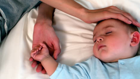 Mutter-Liegt-Mit-Schlafendem-Baby-Im-Bett