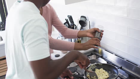 Una-Joven-Pareja-Afroamericana-Está-Preparando-El-Desayuno-Juntos