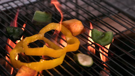 Verduras-Cayendo-Sobre-Barbacoa-En-Llamas