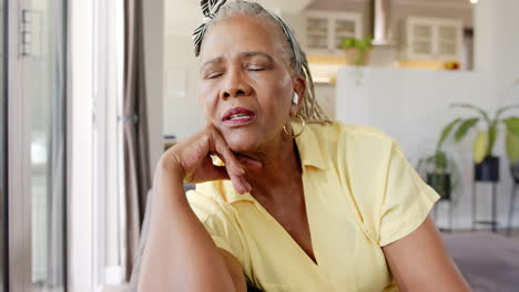 Una-Anciana-Afroamericana-Con-Pelo-Gris-Está-Pensando