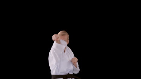 Mujer-Deportiva-Practicando-Karate