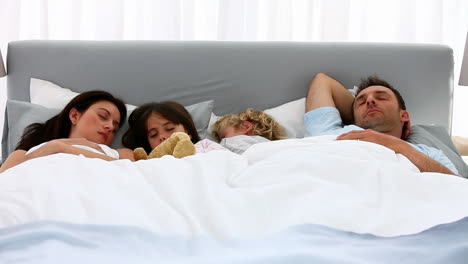 Lovely-family-sleeping-together