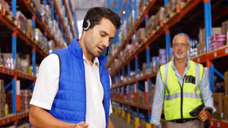 Warehouse-workers-working-together-