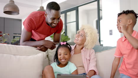 Familia-Afroamericana-Disfrutando-Del-Tiempo-Juntos-En-Casa