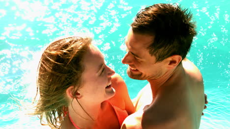 Pareja-Sexy-Parada-En-La-Piscina-Juntos-En-Vacaciones