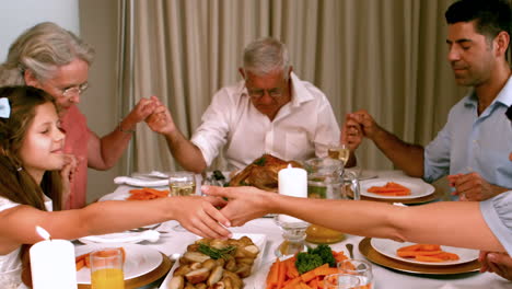 Familia-Extendida-Dando-Las-Gracias-Antes-De-La-Cena