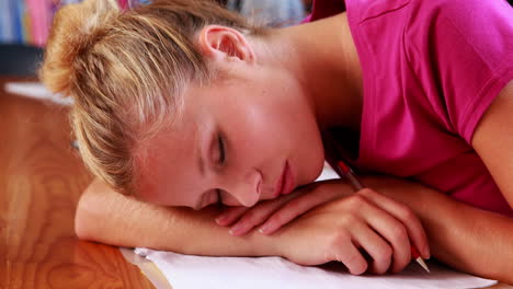 Hübsche-Blonde-Studentin-Schläft-In-Der-Bibliothek