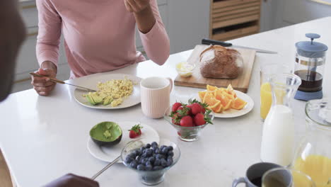 Afroamerikanisches-Paar-Genießt-Ein-Gesundes-Frühstück-Zu-Hause-In-Der-Küche
