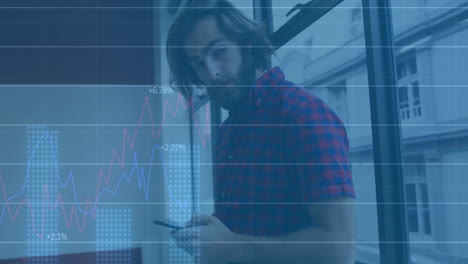 Animation-Der-Datenverarbeitung-Und-Diagramme-über-Einem-Kaukasischen-Mann,-Der-Ein-Smartphone-Verwendet
