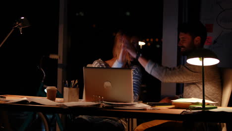 Gelegentliche-Kollegen-Die-Nachts-Einen-Laptop-Benutzen