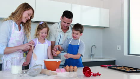 Glückliche-Junge-Familie,-Die-Zusammen-Einen-Kuchen-Backt