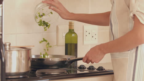 Mujer-Cocinando-La-Cena-En-Su-Cocina