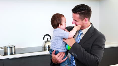 Padre-Sosteniendo-A-Su-Hijo-Antes-Del-Trabajo-Por-La-Mañana