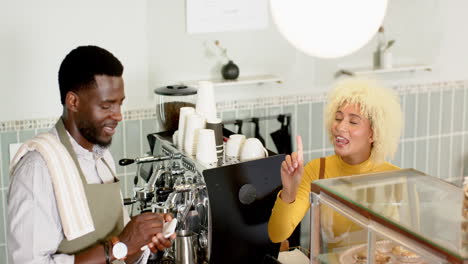 Eine-Frau-Mit-Gemischter-Abstammung-Bestellt-Kaffee-Bei-Einem-Afroamerikanischen-Barista